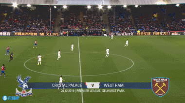 内马尔赛前牵着自己的女儿马维入场，之后还给女儿比心