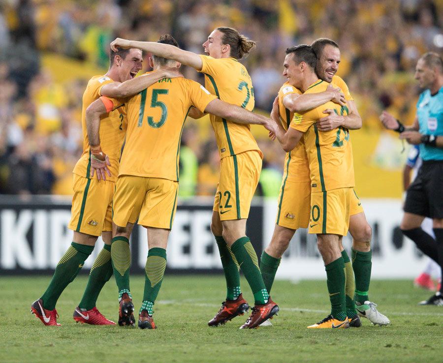 足球报：申花将利用今年最后两场亚冠来决定人员的去留（足球报：申花将以收官两场亚冠确定人员去留）