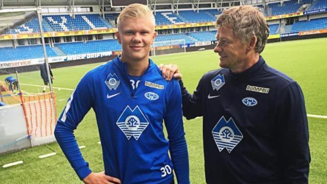 足球国足公开训练吸引千名球迷现场加油（国足公开训练吸引上千球迷到场助威）