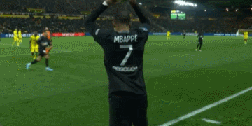 有点吓人！赞比亚绝平功臣达卡空翻庆祝，结果脖子着地（惊险一幕：赞比亚绝平功臣达卡空翻庆祝，竟以脖颈着地收场）